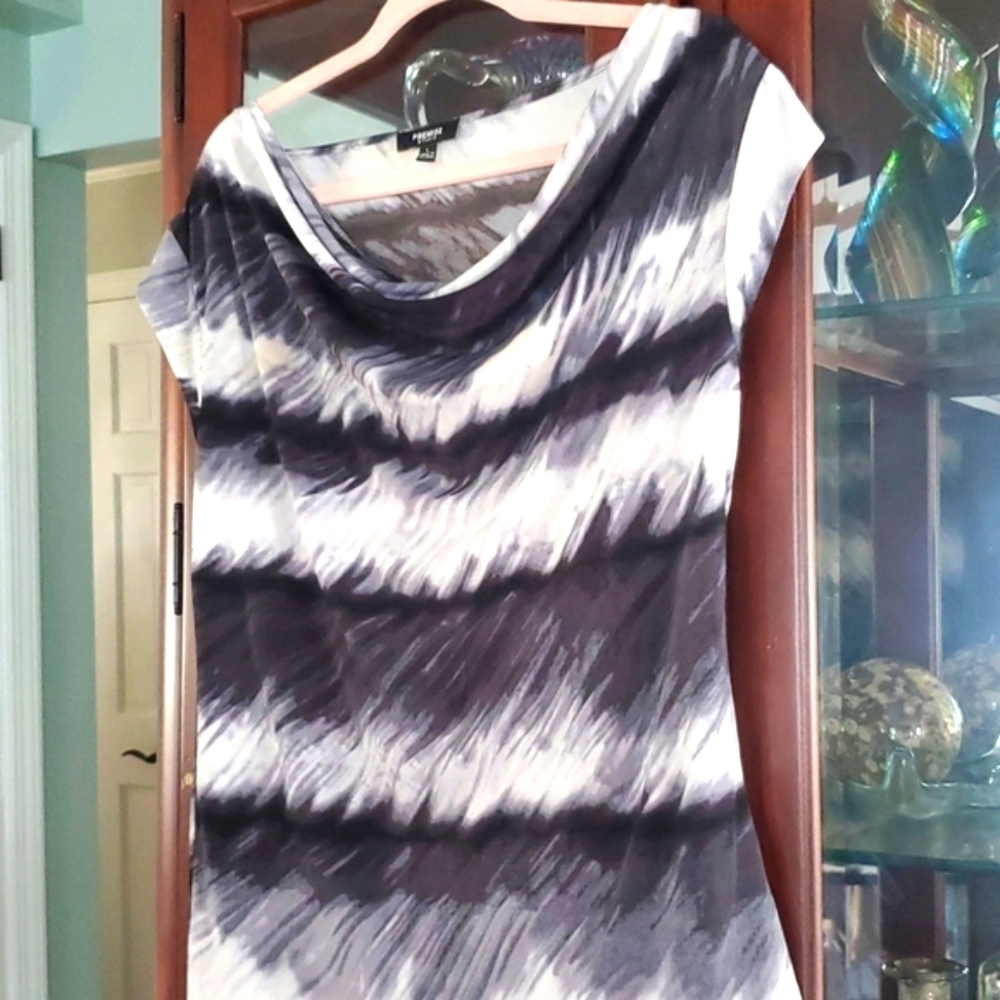 PREMISE Studio Top with abstract patterns of blk and gray